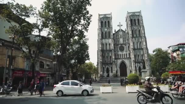 Vecchia cattedrale cattolica nel centro storico. — Video Stock