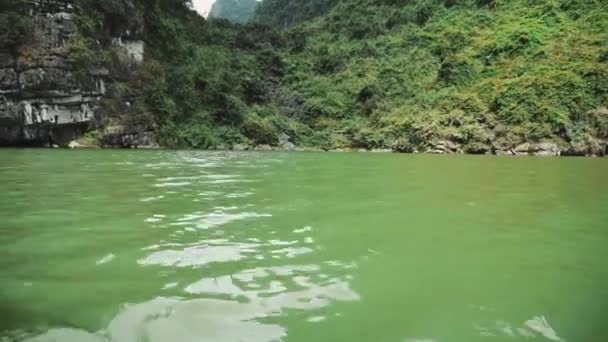 Lago de las montañas escénicas en la región de Ninh Binh de Vietnam — Vídeos de Stock