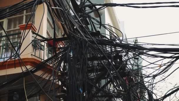 Hanoi, Vietnam sokaklarında elektrik kabloları var.. — Stok video