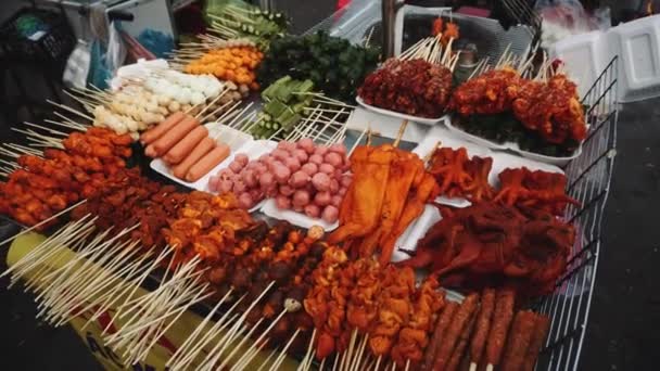 Comida callejera en el mercado. Vietnam Dalat — Vídeo de stock