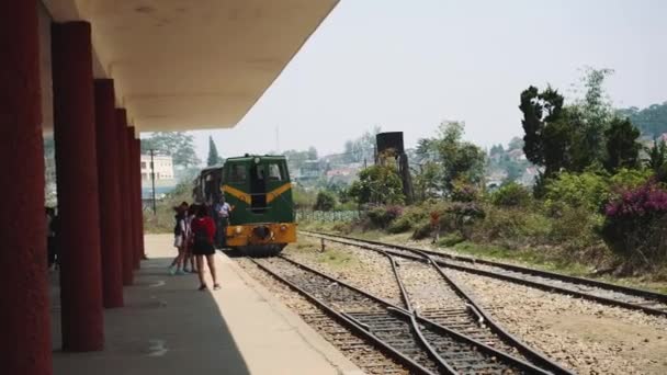 Tren viejo en una estación de tren en Vietnam — Vídeo de stock