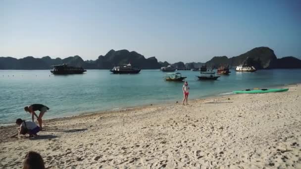 Panoramautsikt från stranden i Halong Bay Vietnam — Stockvideo