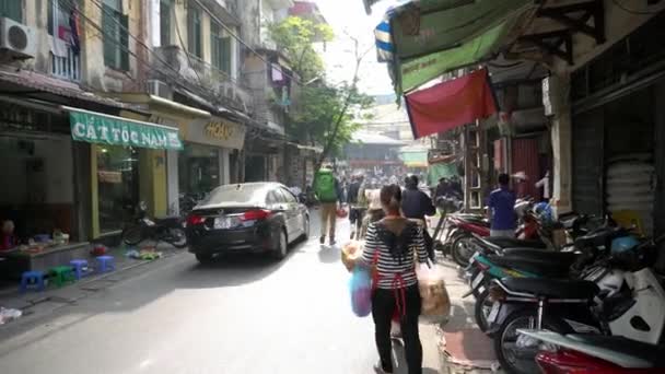 Ongeïdentificeerde volkeren werken op straat oude wijken in Hanoi, Vietnam. Dit is een mijlpaal van voedsel, markt en winkelen in Hanoi. — Stockvideo