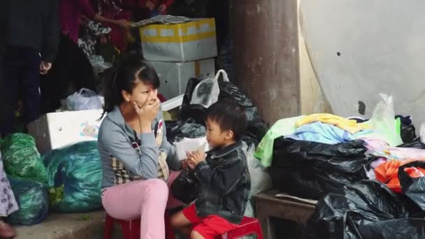 Orang-orang membeli dan menjual makanan laut dan sayuran di pasar makanan jalanan di Asia — Stok Video