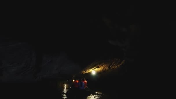 Вьетнам, Там Кок, пещера грот, также известная как залив Халонг на рисовых полях, является одним из природных чудес Вьетнама. Tam Coc означает в переводе "Три пещеры" . — стоковое видео