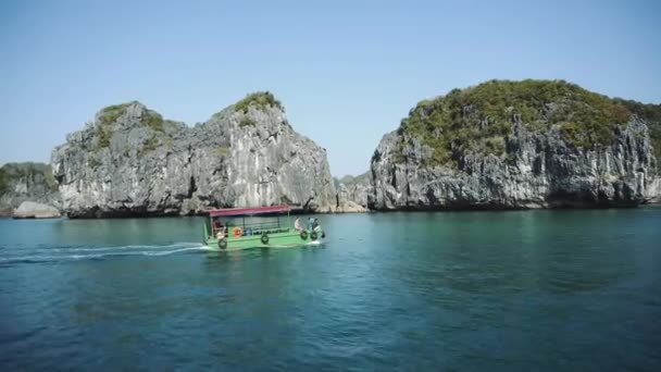 Barco de cruzeiro turístico em Lagoa Halong Bay, Cat Ba Island Vietnã — Vídeo de Stock