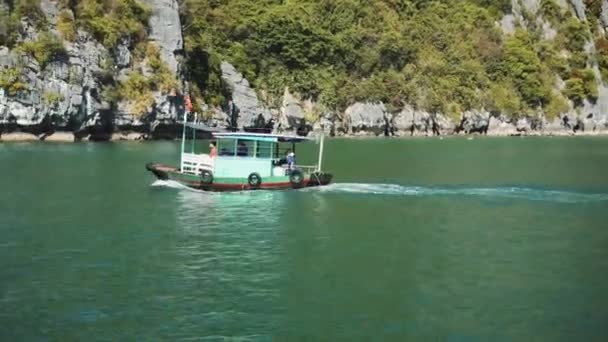 Μικρά σκάφη στο Halong Bay. Κατ Μπα. Βιετνάμ — Αρχείο Βίντεο