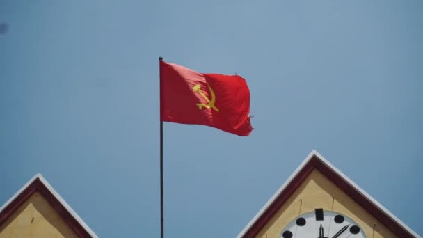 Флаг Вьетнама на старом здании 4k — стоковое видео