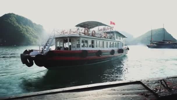 Turistická výletní loď loď v Lagoon Halong Bay, Cat Ba Island Vietnam — Stock video