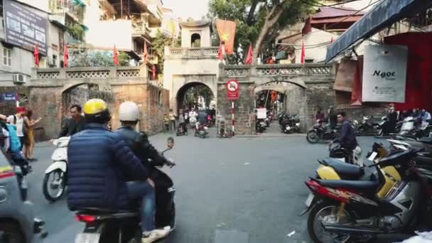 A cena de rua Bustling de Hanói, Vietnã, Cidade Velha, Motos Tráfego de carros — Vídeo de Stock