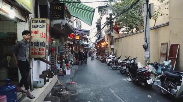 De bruisende Street Scene van Hanoi, Vietnam, Oude Stad, Motorfietsen Auto 's Verkeer — Stockvideo