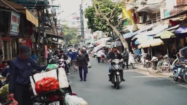 Uliczne życie w Hanoi, stolicy Wietnamu. — Wideo stockowe