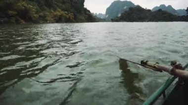 Ninh Binh, Vietnam 'da kürek çeken adam.