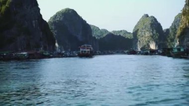 Ha Long Körfezi 'nde yüzen balıkçı köyü. Cat Ba Adası, Vietnam.