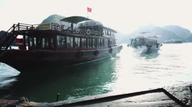 Turist Gemi Gemisi Halong Körfezi 'nde, Cat Ba Adası Vietnam' da