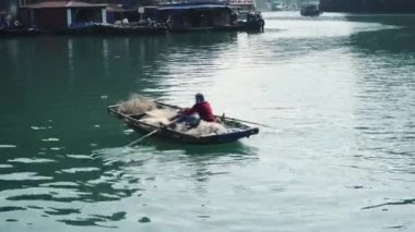 Halong Körfezi 'ndeki küçük tekneler. Kedi Ba. Vietnam