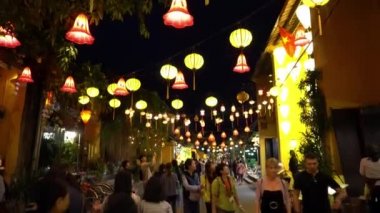 Akşam Sokağı Parlayan Fenerlerle süslenmiş. Hoian Vietnam