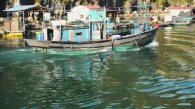 Ha Long Körfezi 'nde yüzen balıkçı köyü. Cat Ba Adası, Vietnam.