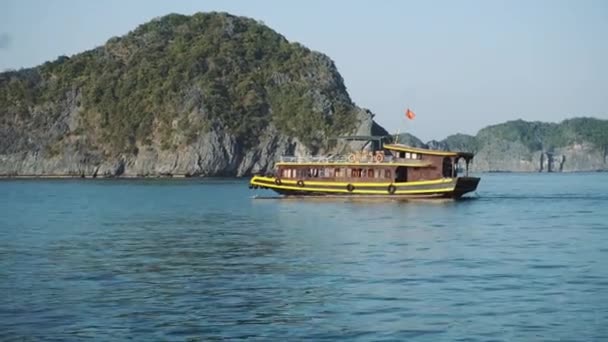 Bateau de croisière touristique dans la baie de Lagoon Halong, Cat Ba Island Vietnam — Video