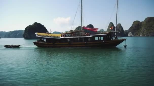 Toeristische Cruise Schip Boot In Lagoon Halong Bay, Cat Ba Island Vietnam — Stockvideo