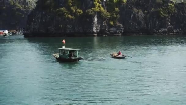 Turystyczny statek wycieczkowy w zatoce Halong Lagoon, Wyspa Cat Ba Wietnam — Wideo stockowe