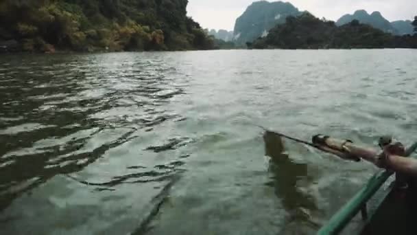 Mann rudert Boot auf Ninh Binh, Vietnam — Stockvideo
