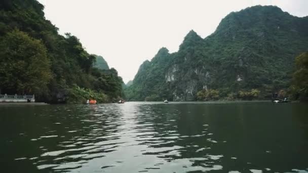 Scenic Mountains Lake In de Ninh Binh regio van Vietnam — Stockvideo