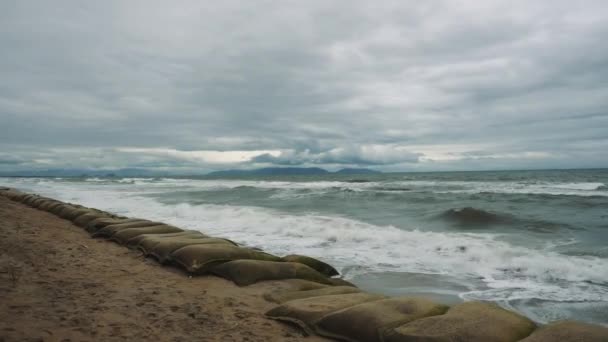 Des sacs de sable sur la plage. Tempête — Video