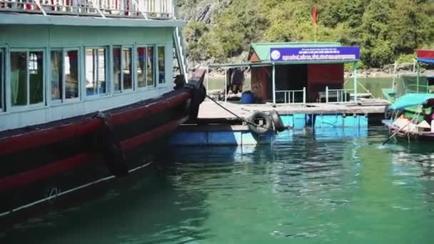 관광객 유람선 보트 in Lagoon Halong Bay, Cat Ba Island Vietnam — 비디오