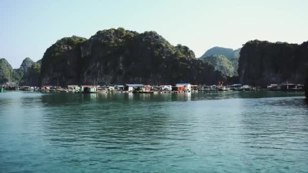 Plovoucí rybářská vesnice v Ha Long Bay. Cat Ba Island, Vietnam. — Stock video