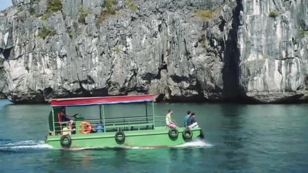 Τουριστικό κρουαζιερόπλοιο στη λιμνοθάλασσα Halong Bay, Cat Ba Island Βιετνάμ — Αρχείο Βίντεο