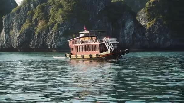 Turystyczny statek wycieczkowy w zatoce Halong Lagoon, Wyspa Cat Ba Wietnam — Wideo stockowe