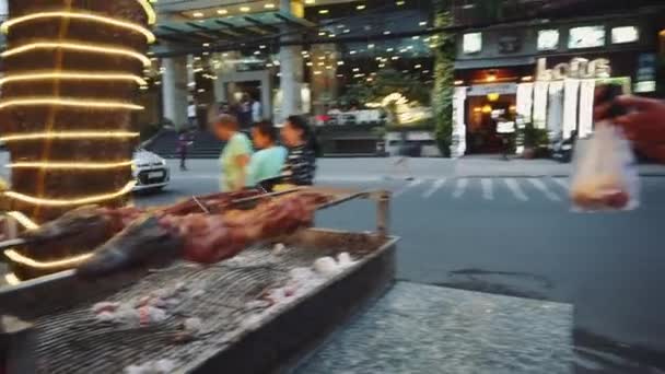 Krokodil gegrillt Nha Trang Vietnam — Stockvideo