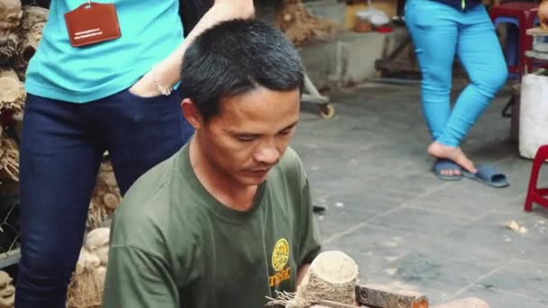 Träsnideri gjord av en kille i Hoi An Vietnam 4k — Stockvideo