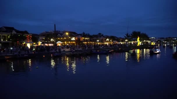 Yüzen fenerler ve teknelerle gece nehri manzarası. Hoi An, Vietnam 4K — Stok video