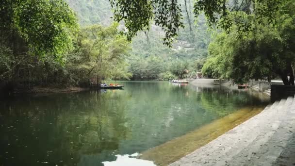 Lago de las montañas escénicas en la región de Ninh Binh de Vietnam — Vídeo de stock
