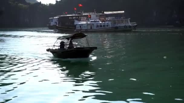 Små båtar i Halong Bay. Katt Ba. Vietnam — Stockvideo