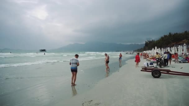 Spiaggia durante una tempesta — Video Stock