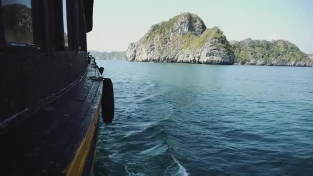 작은 배는 해운대에 있다. 캣바. 베트남 — 비디오