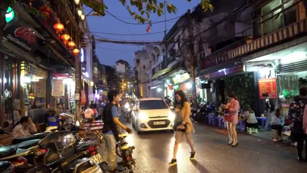 Scena uliczna z ludźmi w nocy w Hanoi, Wietnam. — Wideo stockowe