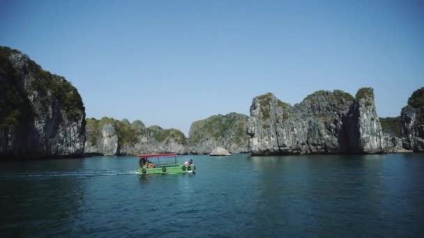 Barco de cruzeiro turístico em Lagoa Halong Bay, Cat Ba Island Vietnã — Vídeo de Stock