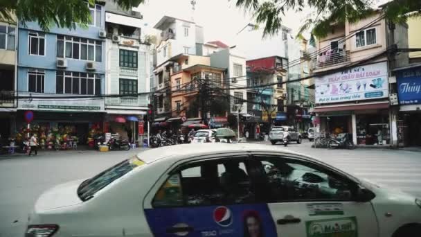 De bruisende Street Scene van Hanoi, Vietnam, Oude Stad, Motorfietsen Auto 's Verkeer — Stockvideo