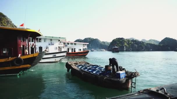 Cat Ba, Vietnam. Das Boot in Ha Long Bay, Vietnam. — Stockvideo