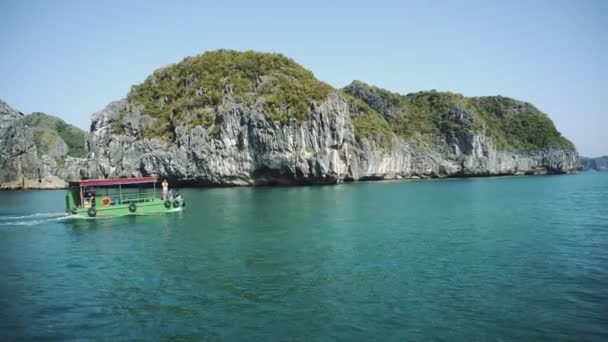 Barcos pequeños en la bahía de Halong. Cat Ba. Vietnam — Vídeos de Stock