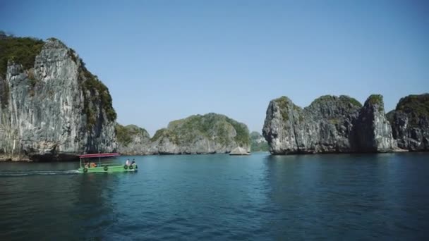 Turistická výletní loď loď v Lagoon Halong Bay, Cat Ba Island Vietnam — Stock video