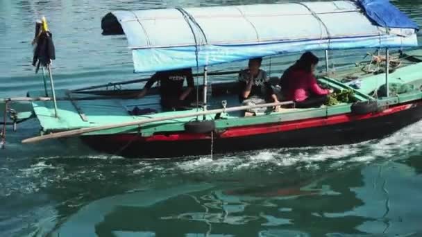 Små båtar i Halong Bay. Katt Ba. Vietnam — Stockvideo