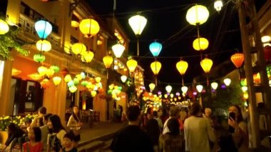 Akşam Sokağı Parlayan Fenerlerle süslenmiş. Hoian Vietnam