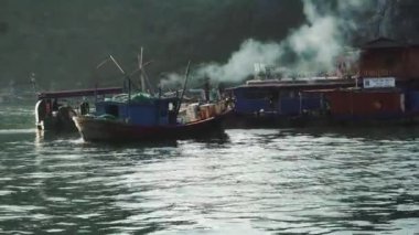 Halong Körfezi 'ndeki küçük tekneler. Kedi Ba. Vietnam