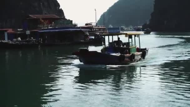 Pequenos barcos em Halong Bay. Cat Ba. Vietname — Vídeo de Stock