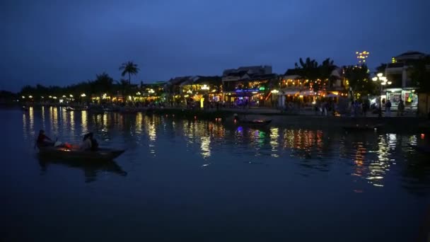 Natt utsikt över floden med flytande lyktor och båtar. Hoi An, Vietnam 4K — Stockvideo